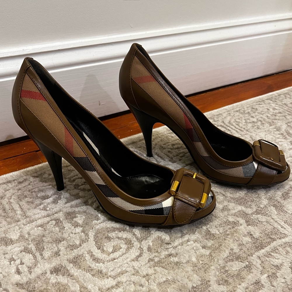 Burberry Classic print  Buckle Pumps